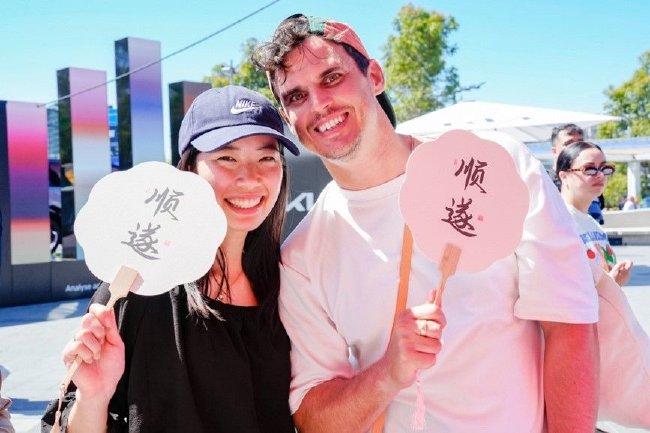 澳大利亚赛现场观赛人群  与漆扇合影