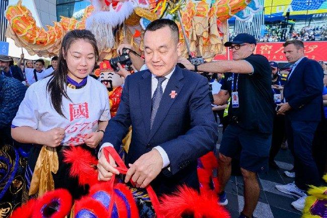 刘淼董事长为澳大利亚赛现场醒狮簪花挂红