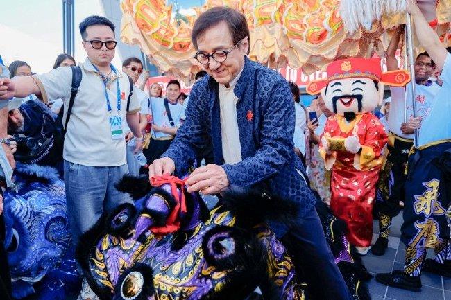 成龙为澳大利亚赛现场醒狮簪花挂红