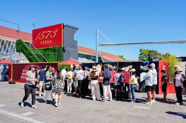 中国漆扇吸引了众多澳大利亚赛观赛人群  排队感受  