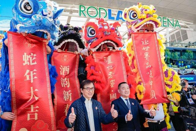 泸州老窖集团（股份）公司董事长刘淼（右）与泸州老窖•国窖1573文化传播大使成龙（左）参加龙舞  狮舞  活动